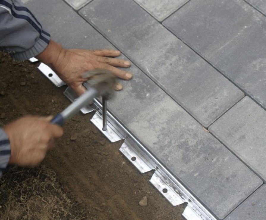 Metal edge restraint