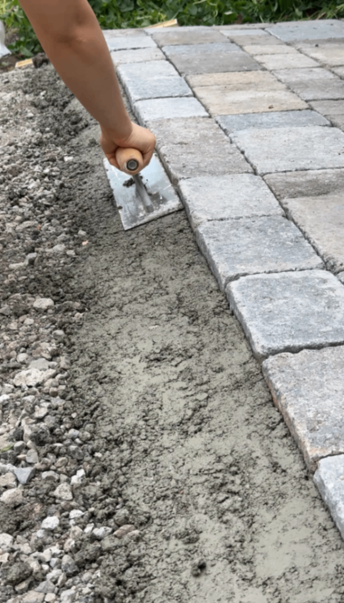 Troweling edge restraint
